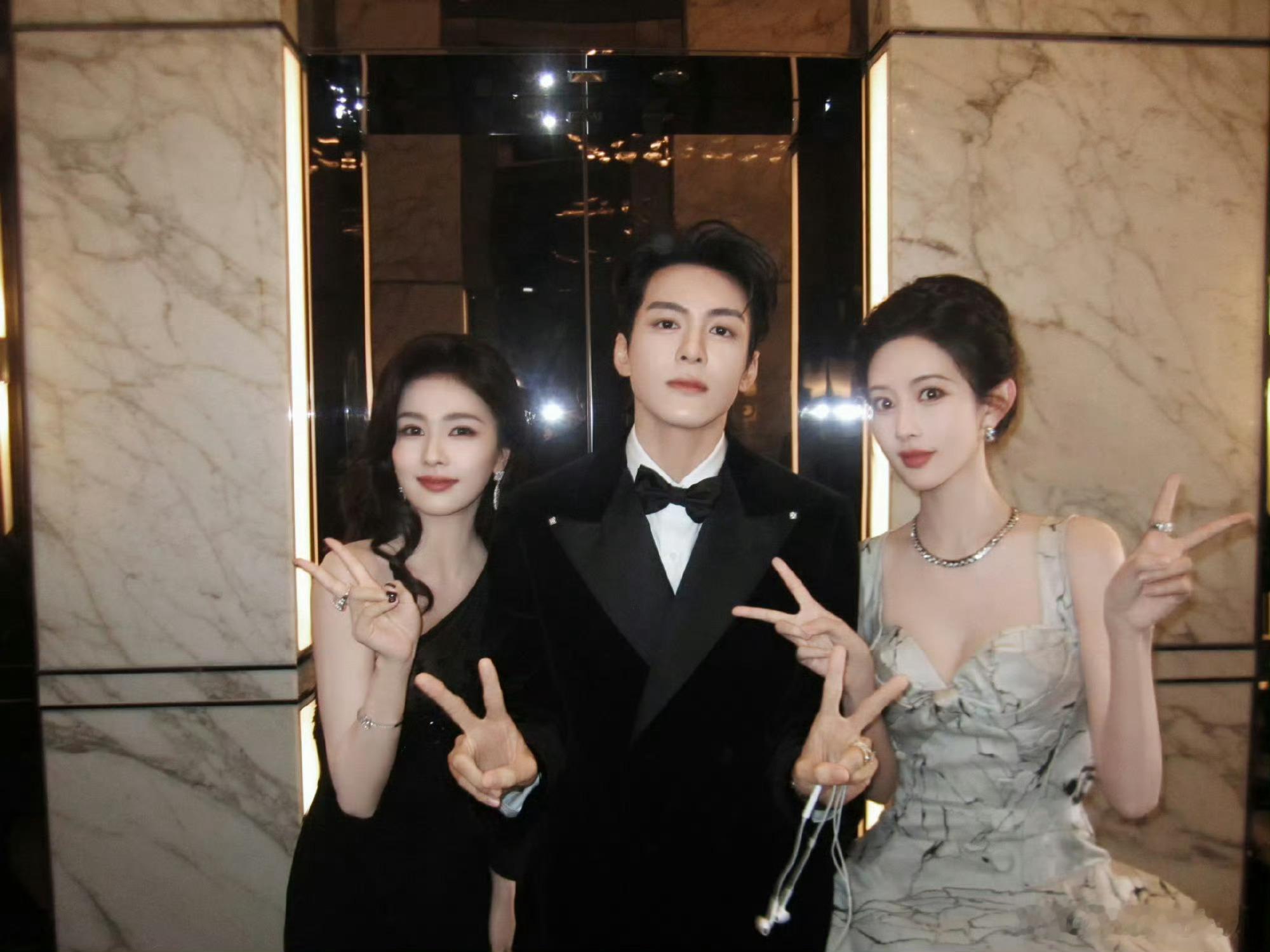 曾舜晞躲C那张合影放出来了哈哈哈哈哈哈i人总会沦落成e人玩具的！曾舜晞你放弃吧