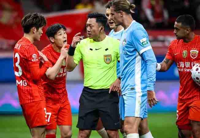 唐顺齐果然是眼大却瞎，魏震如此明显推倒了何超，他竟然选择熟视无睹，好在最后的结果