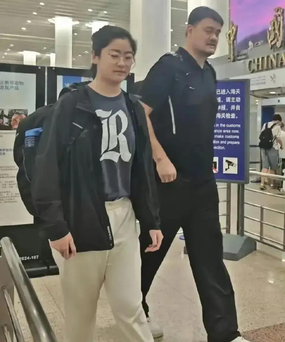 1米9的姚沁蕾，根本不用你操心她嫁不出去。真正发愁的，是身高不足1米97的