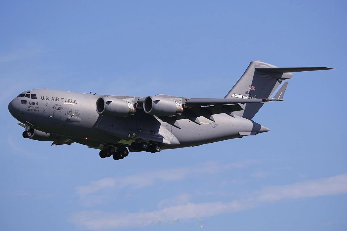 跨洋急送特战装备！美军运输机突袭英国，背后藏大动作？美军深夜密运装备，3小时