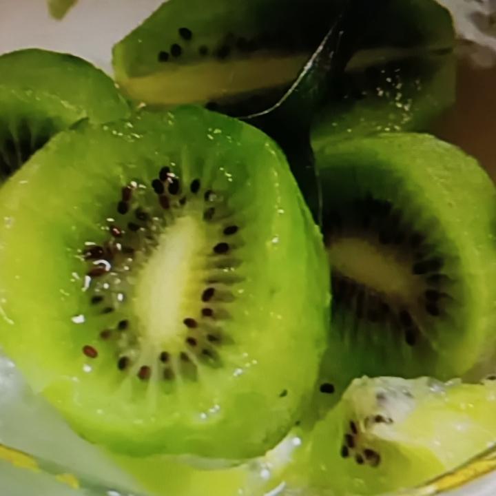 家里有老人的可得注意了，这三类升糖水果别让老人天天吃。首先是榴莲，它热量高、糖分