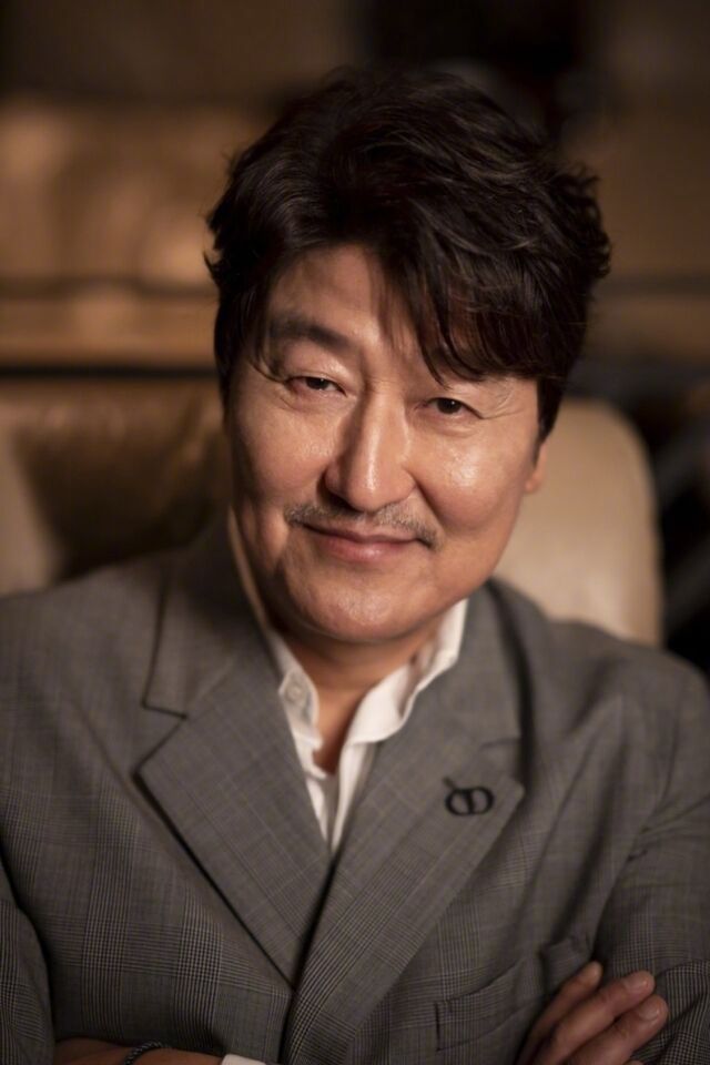 新剧韩剧局内人因制作延期，宋康昊不出演决定下车。该剧为电影《局内人》
