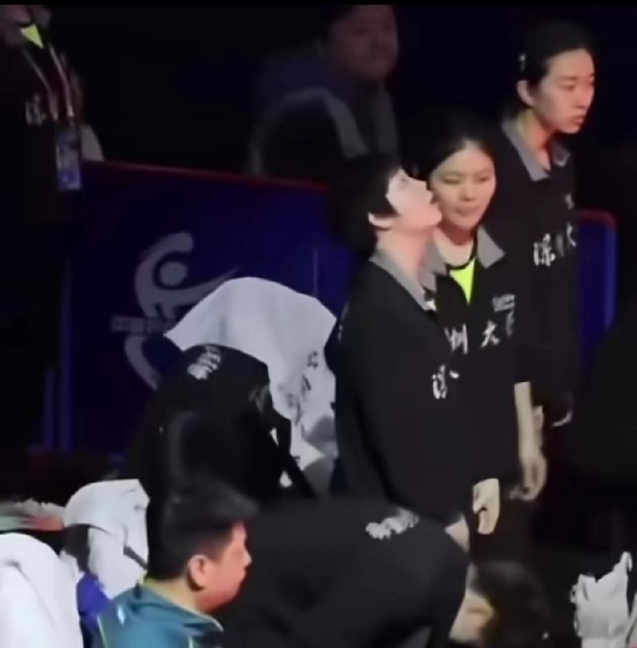 大丫头抬头仰天，是真没想到。原来是曼昱和小将覃予萱对打，因为一个争议球，曼昱直