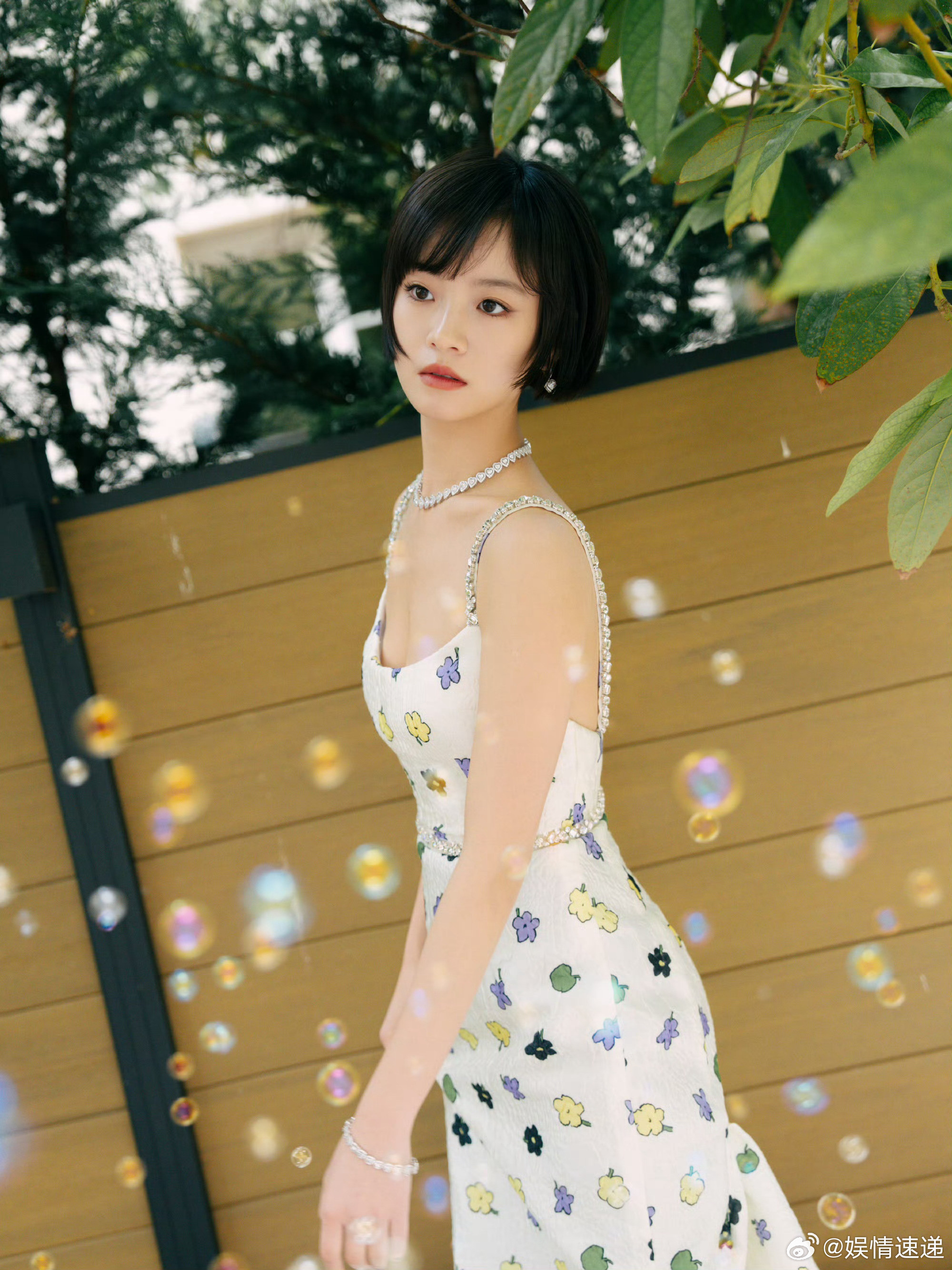 李庚希大女主的逐梦之路戛纳海风一吹，李庚希气场全开！豹纹红毯又酷又飒，浅蓝长裙
