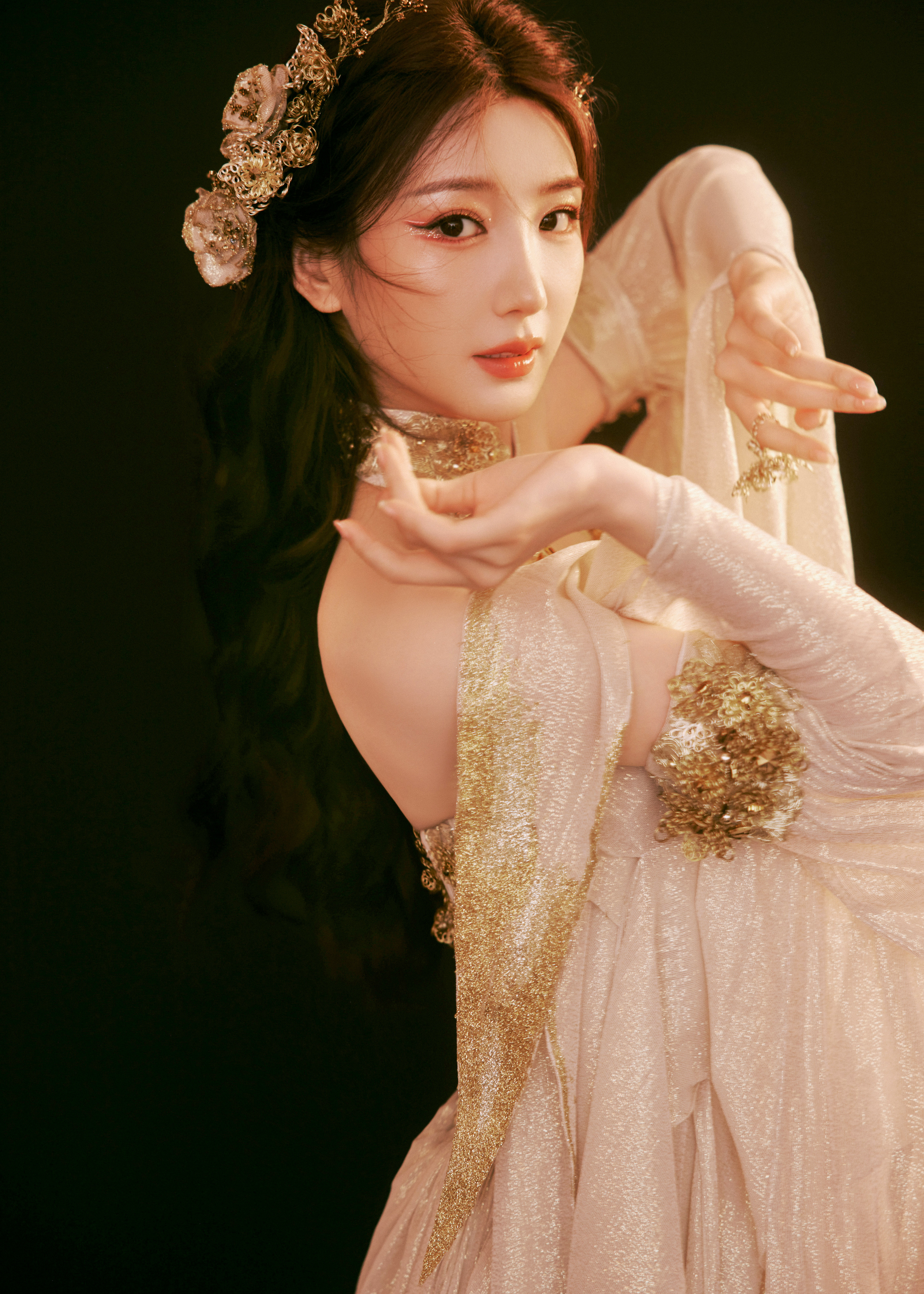 毛晓彤金缕曳地，玉伞流光，一步一摇皆是惊鸿。鎏金绣纹缠上纤腰，薄纱随步履轻扬。