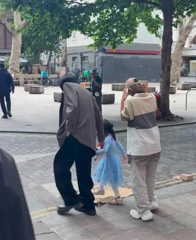36岁张若昀伦敦一手牵女儿一手插兜，5岁闺女穿艾莎公主裙蹦蹦跳跳，唐艺昕低调跟后面，网友笑翻：再潮的
