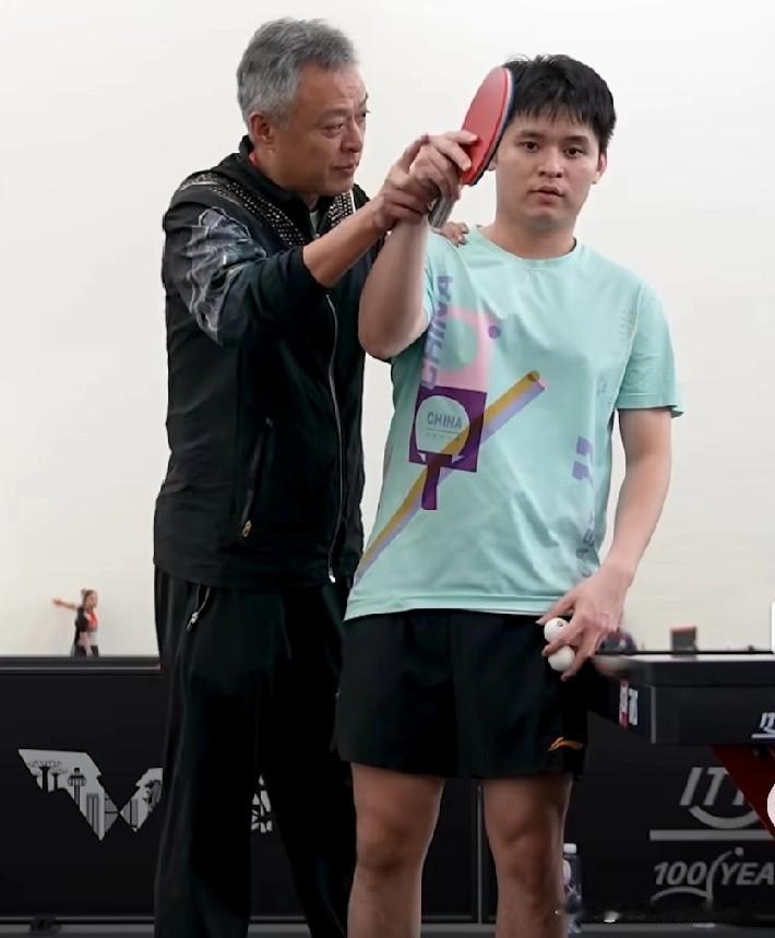 总教练亲自教林诗栋练发球，这样的大师课不是谁都能上。刚刚看世乒联分享视频，林诗