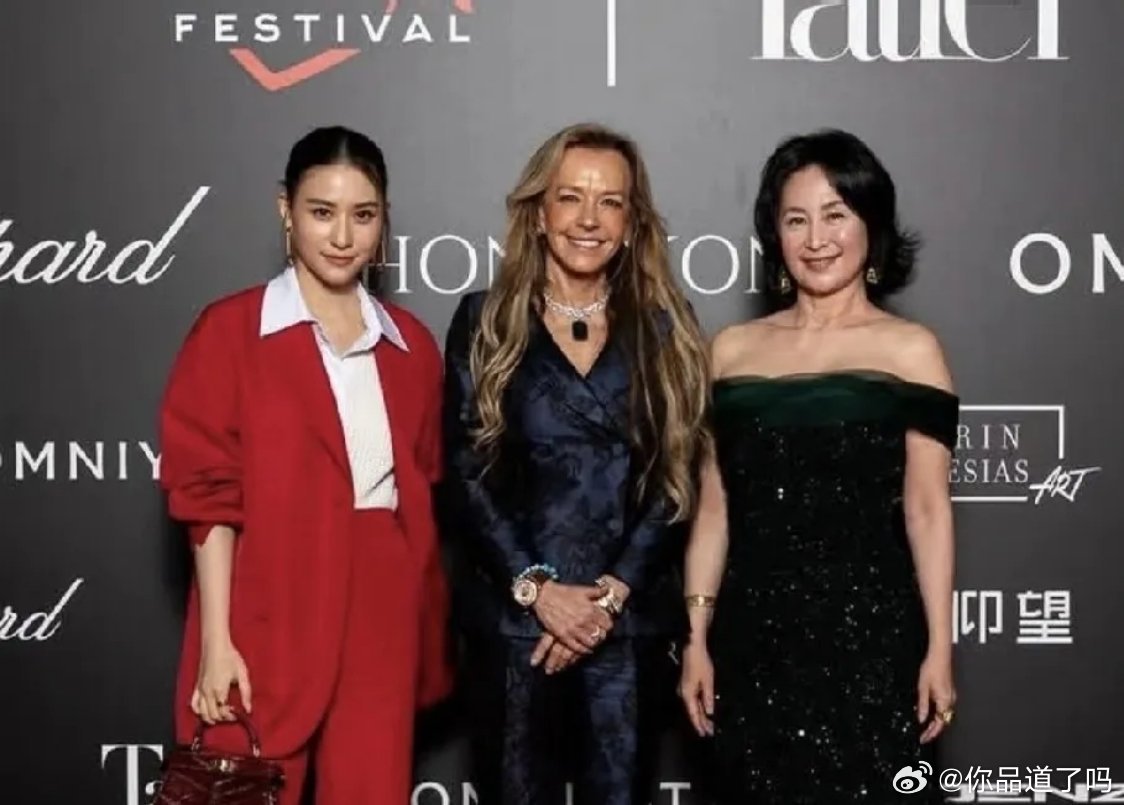 赌王最美的两位千金何超琼、何超莲同框现身晚宴。64岁的何超琼身着性感抹胸裙，搭配