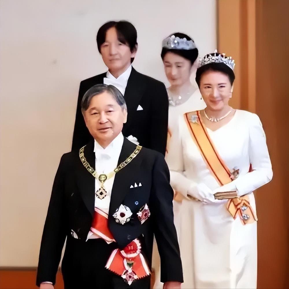 为什么日本皇室不能像英国王室、沙特皇室那样潇洒？因为日本皇室在二战时被麦克阿瑟整