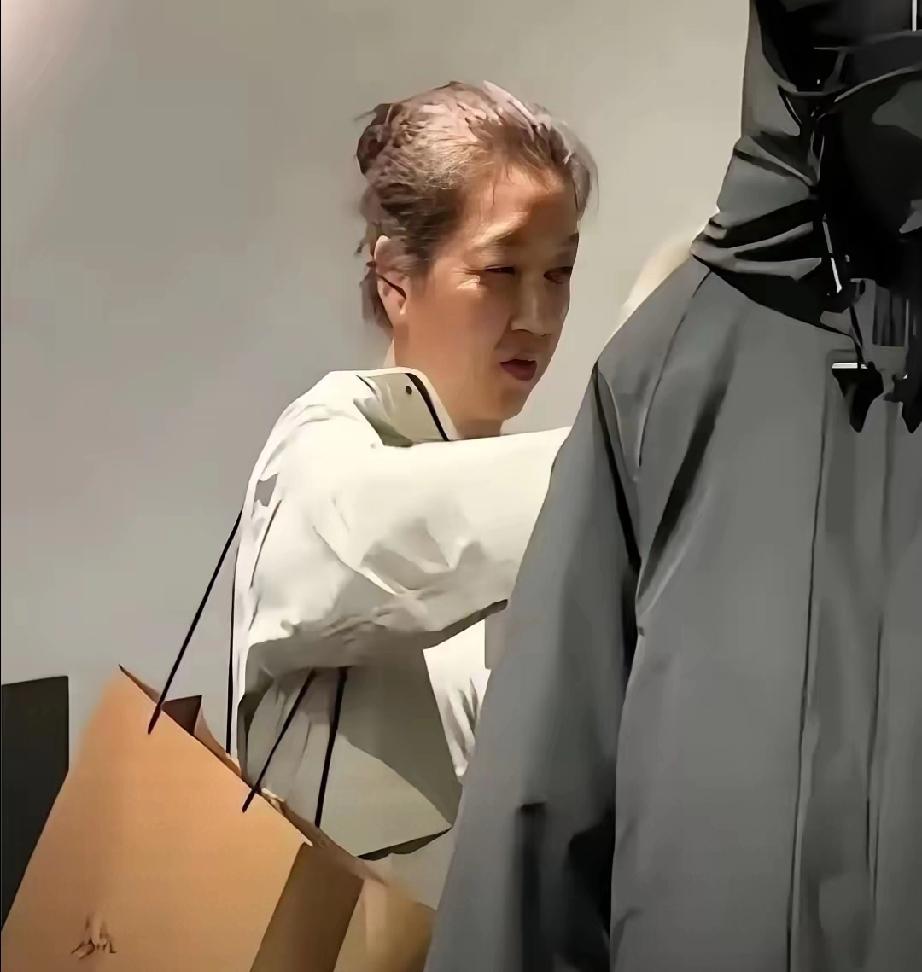 商场偶遇江珊！素颜帮老伴挑选衣服，褪去明星光环格外接地气网