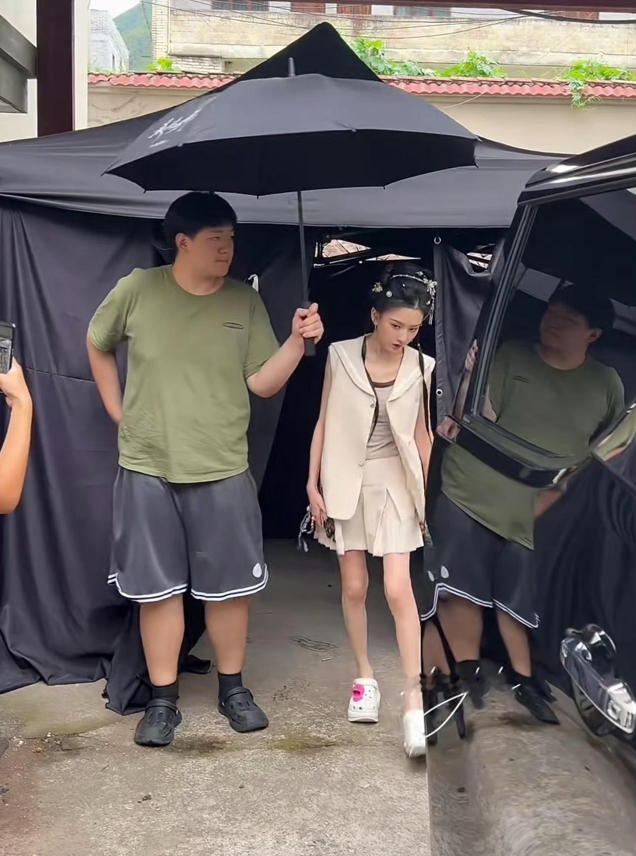为了上镜也是拼了……多吃点吧都要瘦脱相了​​​