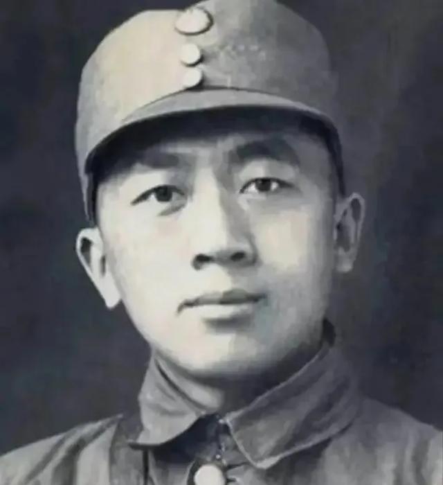 1942年，一名警卫递给粟裕一包烟，没想到粟裕看到烟盒和里面的简笔画后，顿时脸色