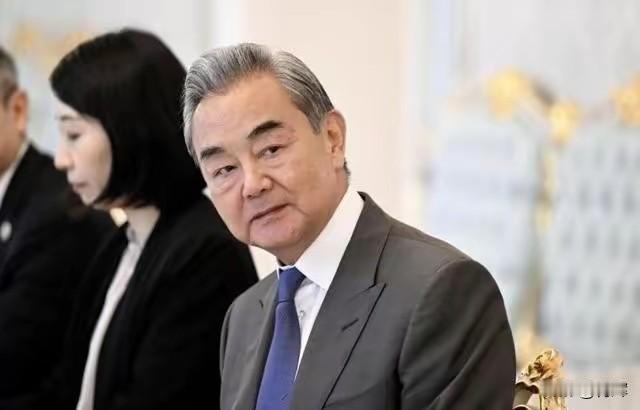 这个脸不能给！中国外长赴菲律宾参会，一不吃晚饭二没与菲外长见面7月21号在菲律