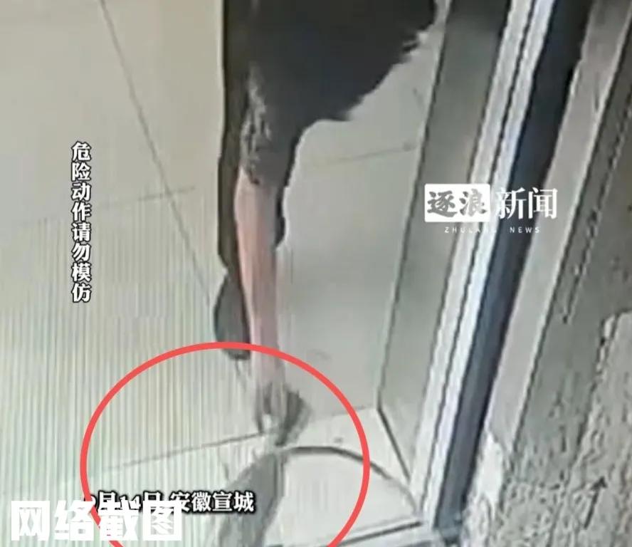 安徽宣城有大妈拿菜刀挡电梯门。不知大妈这是如何做想，不怕有个什么万一情况发生