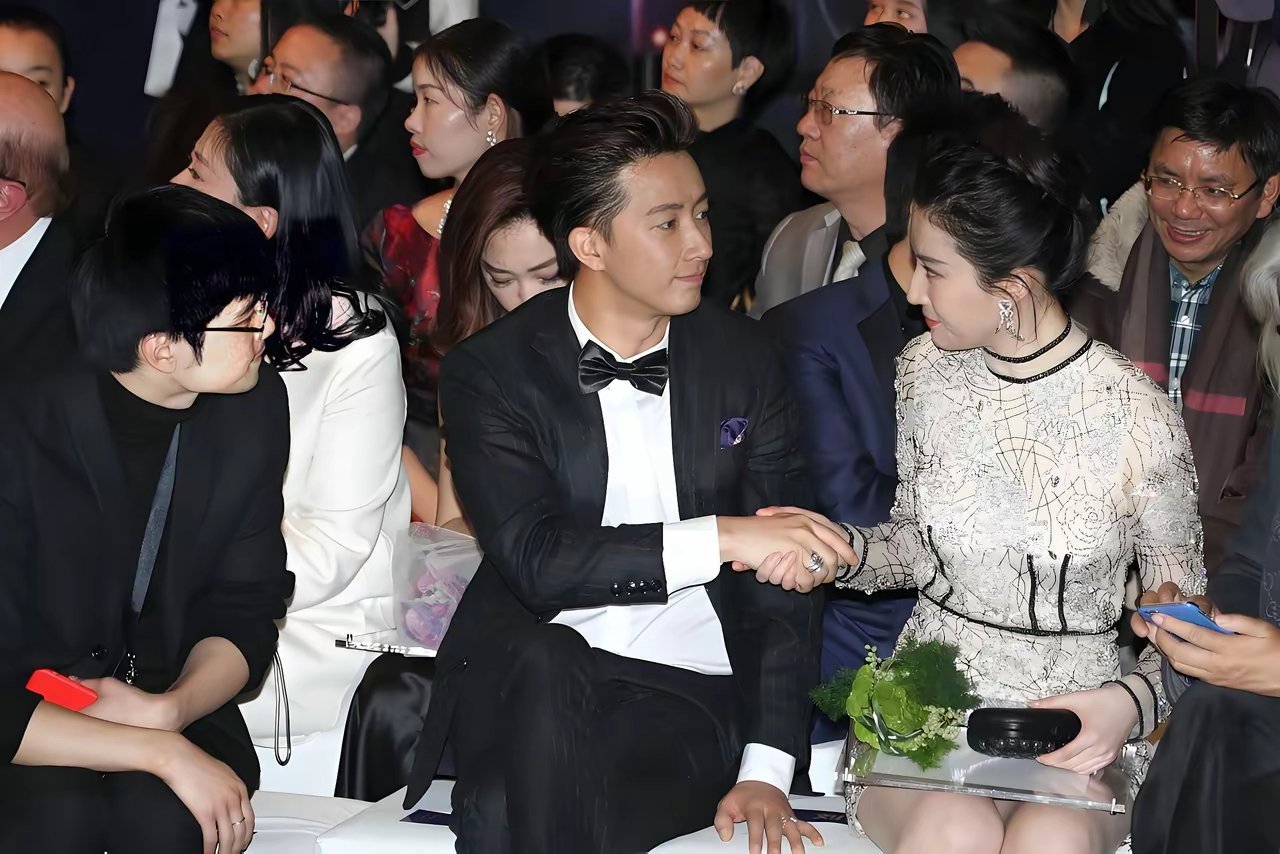 和刘亦菲握手的这个帅哥是谁？你认识他吗？