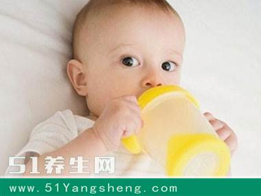 婴儿多大可以开始喝水 喂水时注意