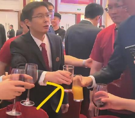 宇树科技上市午宴上，桌子中央规规矩矩摆着茅台，王兴兴端起来的却是一杯冰可乐。这个
