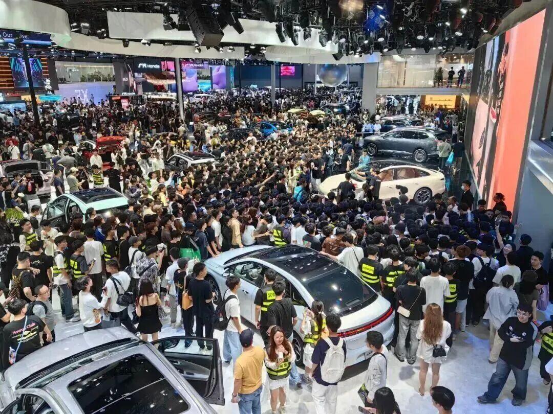 广州车展“不吹牛”，华为汽车一味“炫富”昨天，广州车展正式开幕，给人最大的感觉是