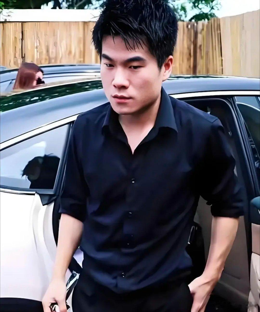 董宇辉曾说：“初中的时候，你玩游戏厉害，班里的男生都佩服你；高中的时候你打篮球厉