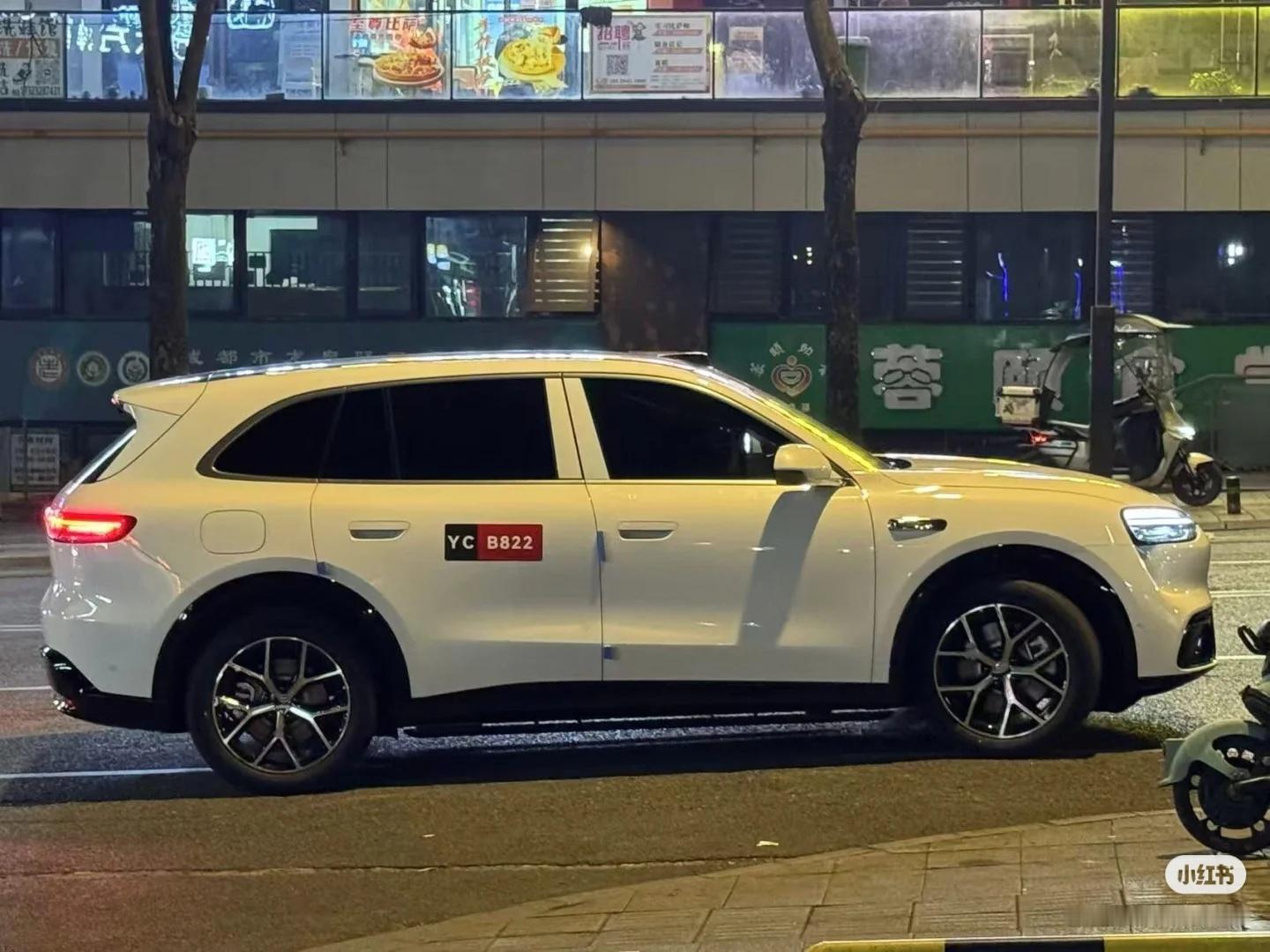 问界M6已经曝光了六个颜色哪一个是你的最爱蓝？银？白？黑？红？紫？我直选黑色现在