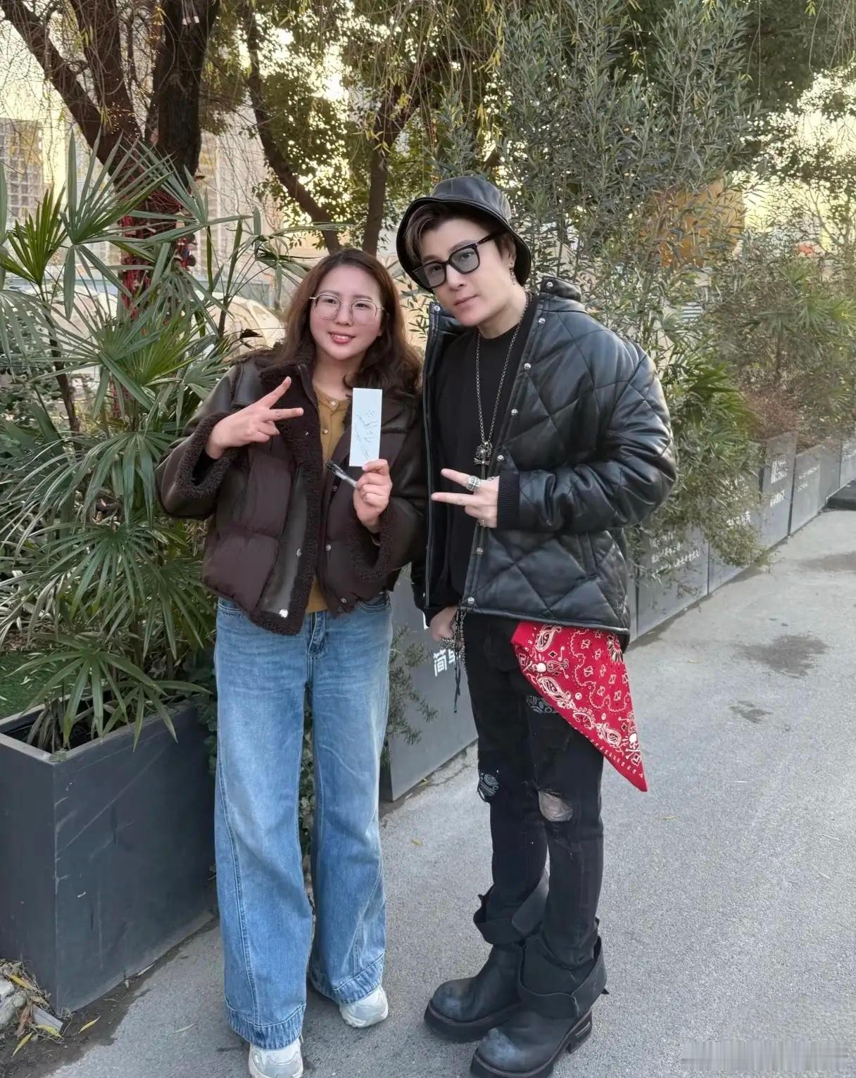 49岁许绍洋在合肥街头被路人偶遇，他的穿衣打扮怪怪的，虽然都是名牌货，但给人一种