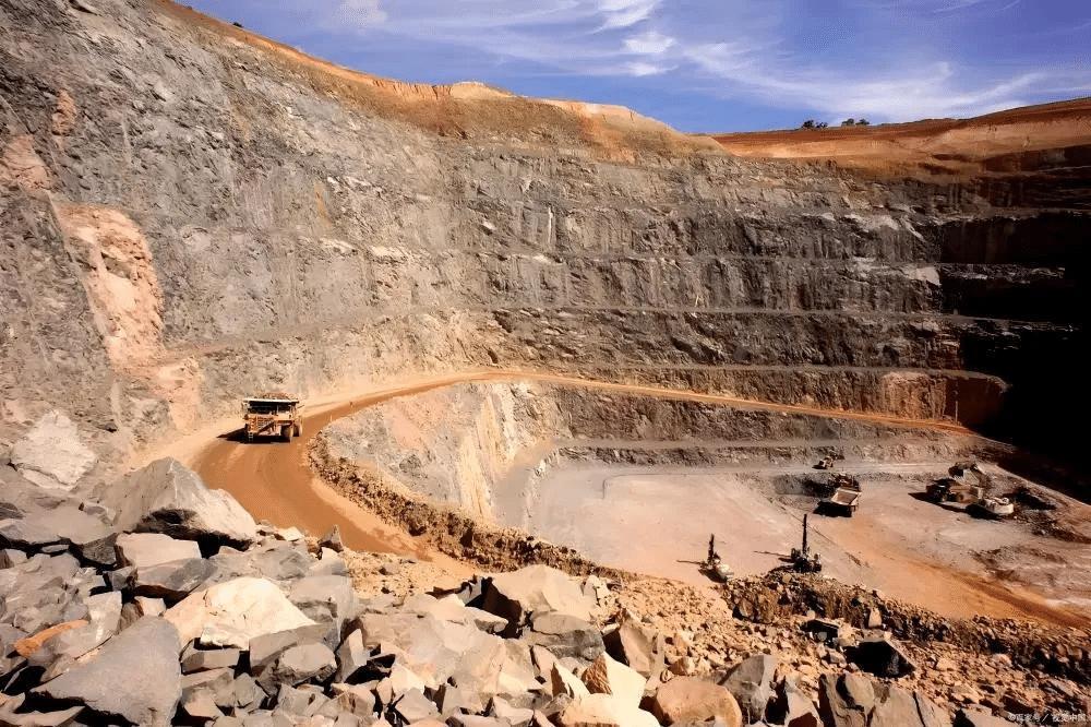 现在知道以前中国稀土为什么那么便宜了：都是从国外进口稀土矿，中国要副产品，低价格