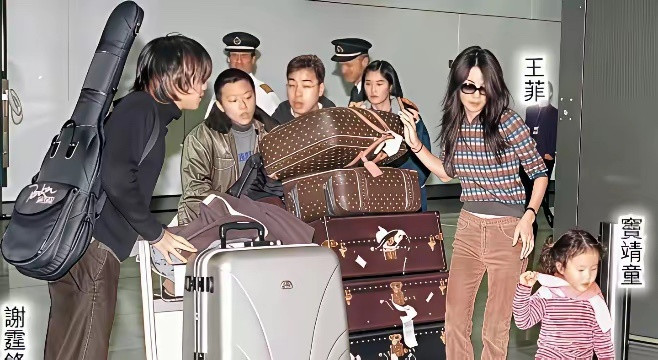 2000年，谢霆锋王菲带着童童在机场，男帅女靓，亮眼的还有一堆LV皮箱，在王菲这