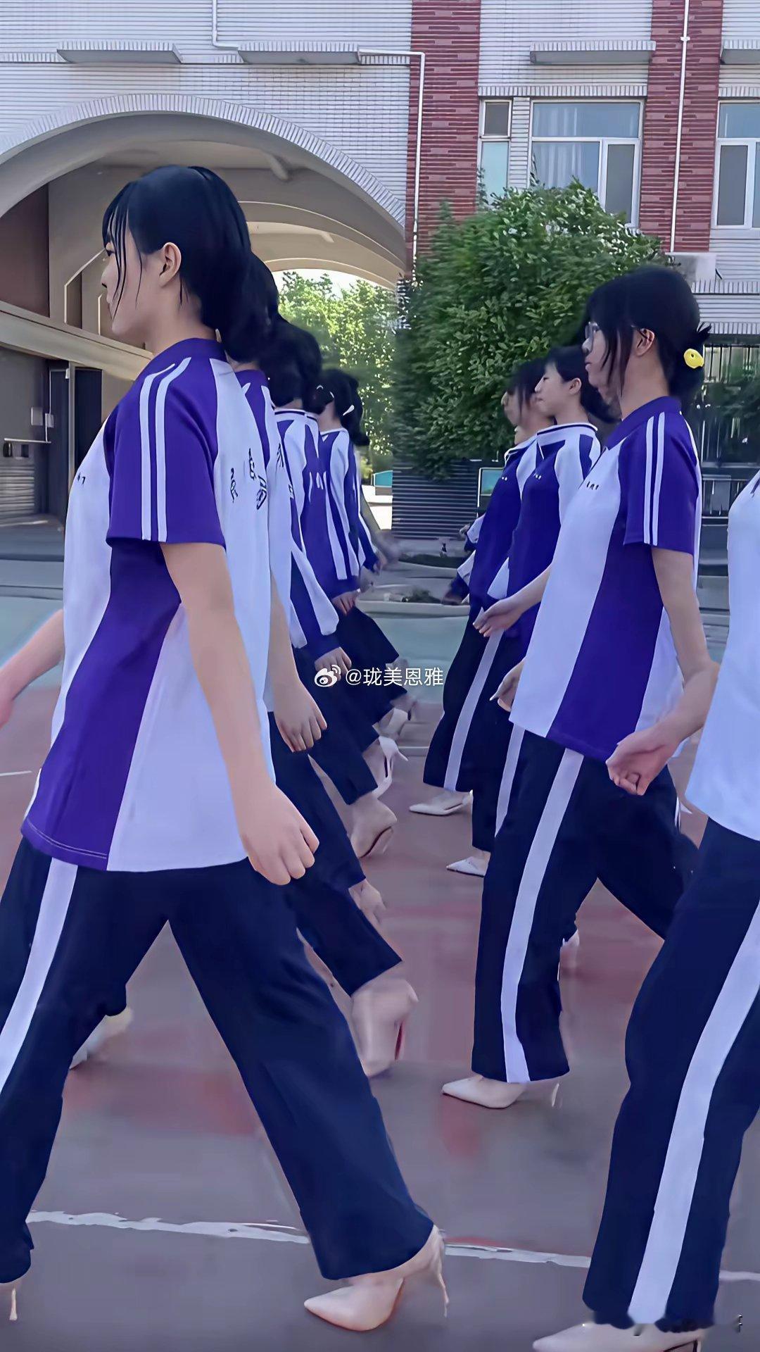 校服配高跟鞋是个什么情况？