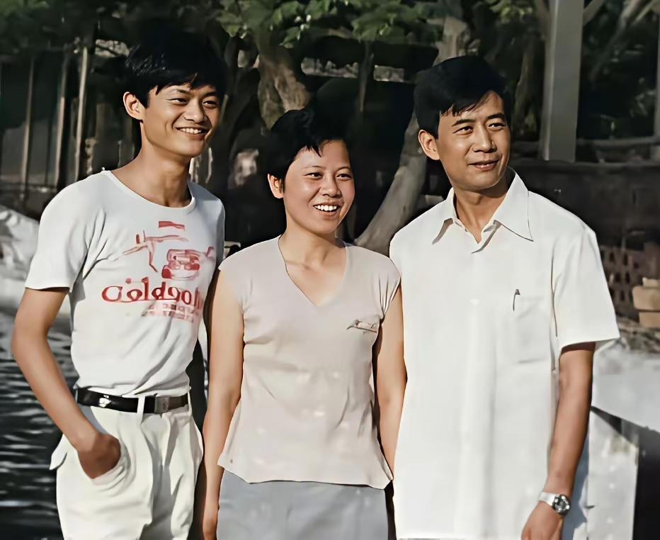 西湖老照片刷屏！1986年22岁马云青涩留影，颜值和父母反差太大引热议！一