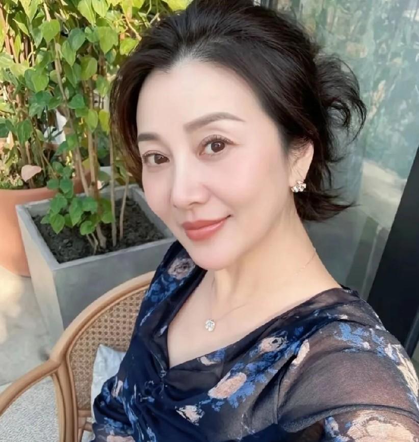 我老公喜欢我，生理性喜欢，二十多年没变。他半夜翻个身必须摸一下我在不在，他睡觉