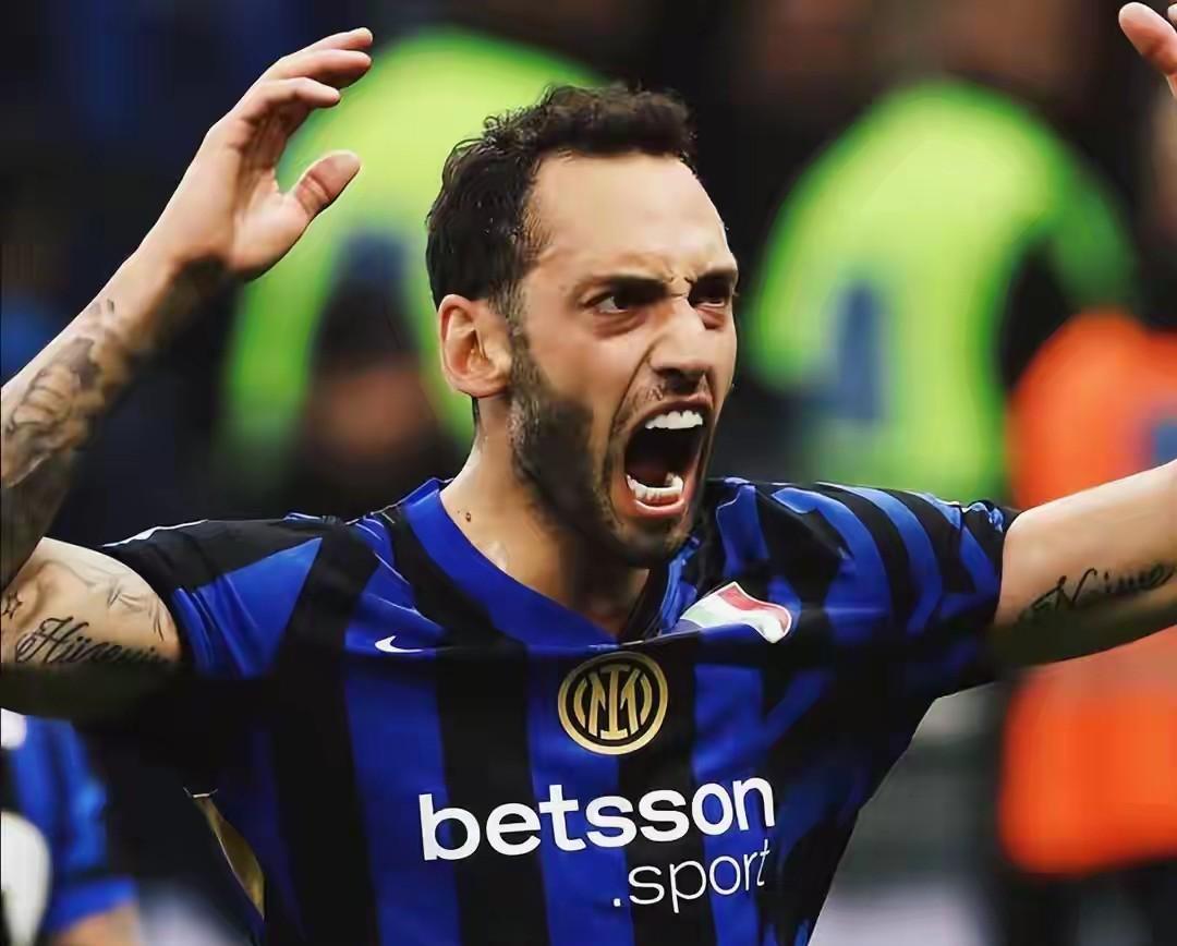 在引进阿坎吉后，国米的后防线的确有所提升，但现在新的问题又来了，那就是中场如果没