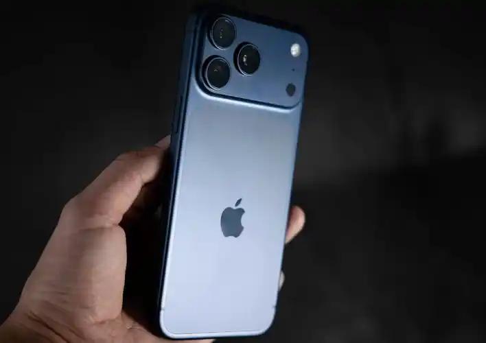 【外媒：iPhone18有望用国产存储】据外媒消息，为应对存储芯片价格剧