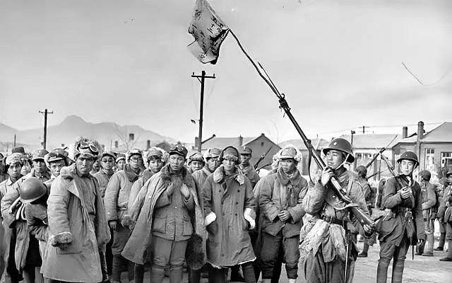 1946年，秋风萧瑟，我军一批战士，不幸被国民党俘虏，他们的武器装备被收缴，被要