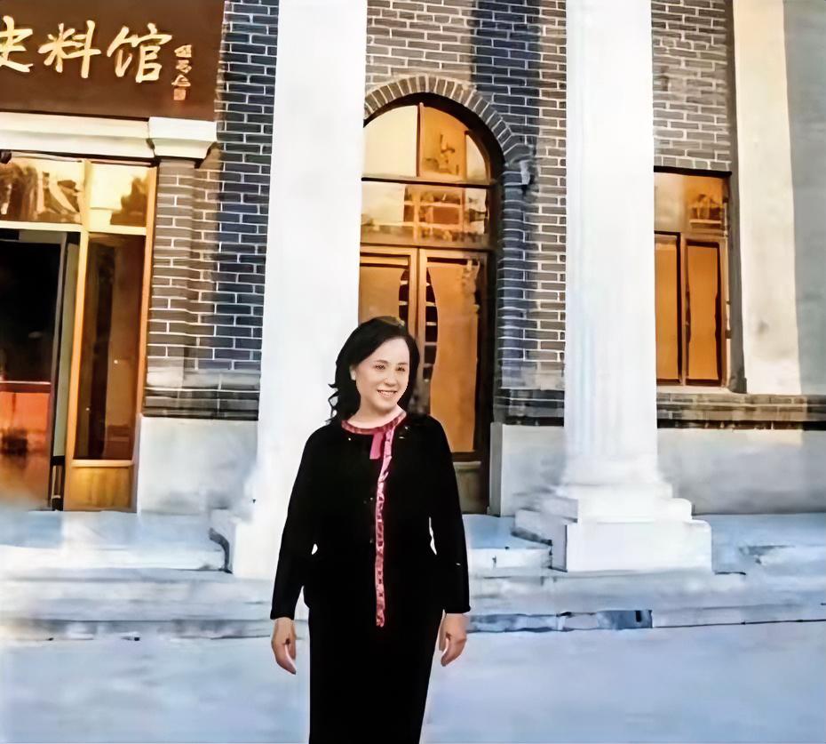 胡友松原名胡若梅，1939年生于上海，自称是老牌影星胡蝶之女，幼年交由养母抚养长