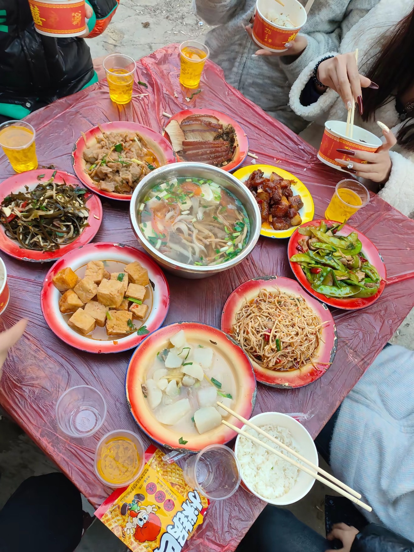 一个贵州朋友说，他村里结婚酒席是这样的，8菜1汤，大家觉得这一桌得多少钱