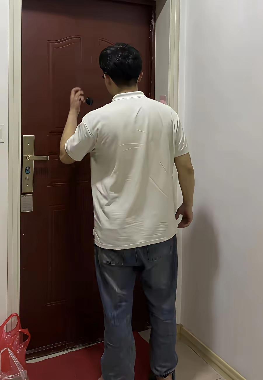 昨天我在老公宿舍看手机，老公正在煮菜，突然有人敲门。我打开门一看，原来是一个35