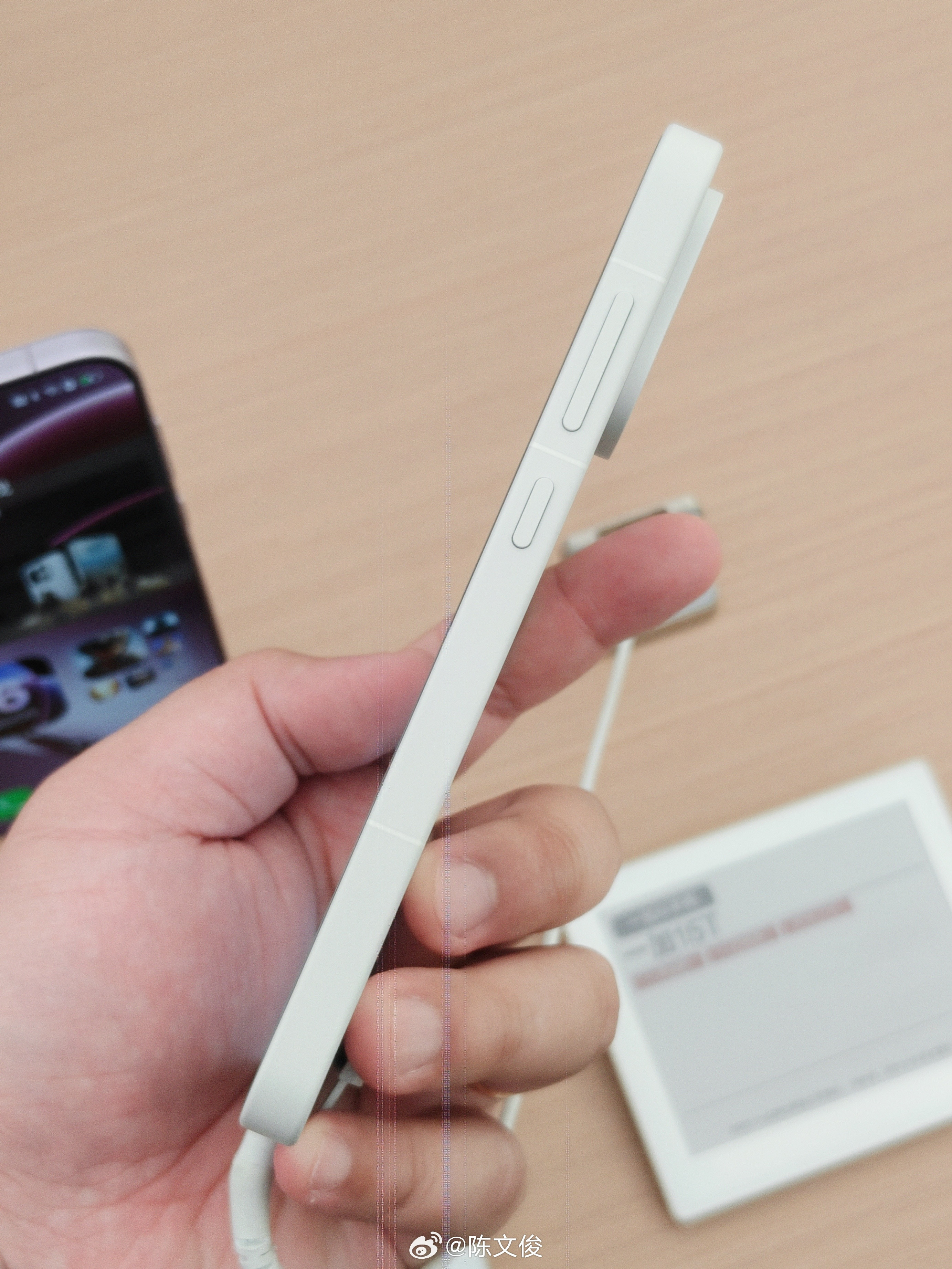 赣，一加15T这个材质+尺寸真的好爽喔！一手掌握，边框材质舒服，性能又超强，一切