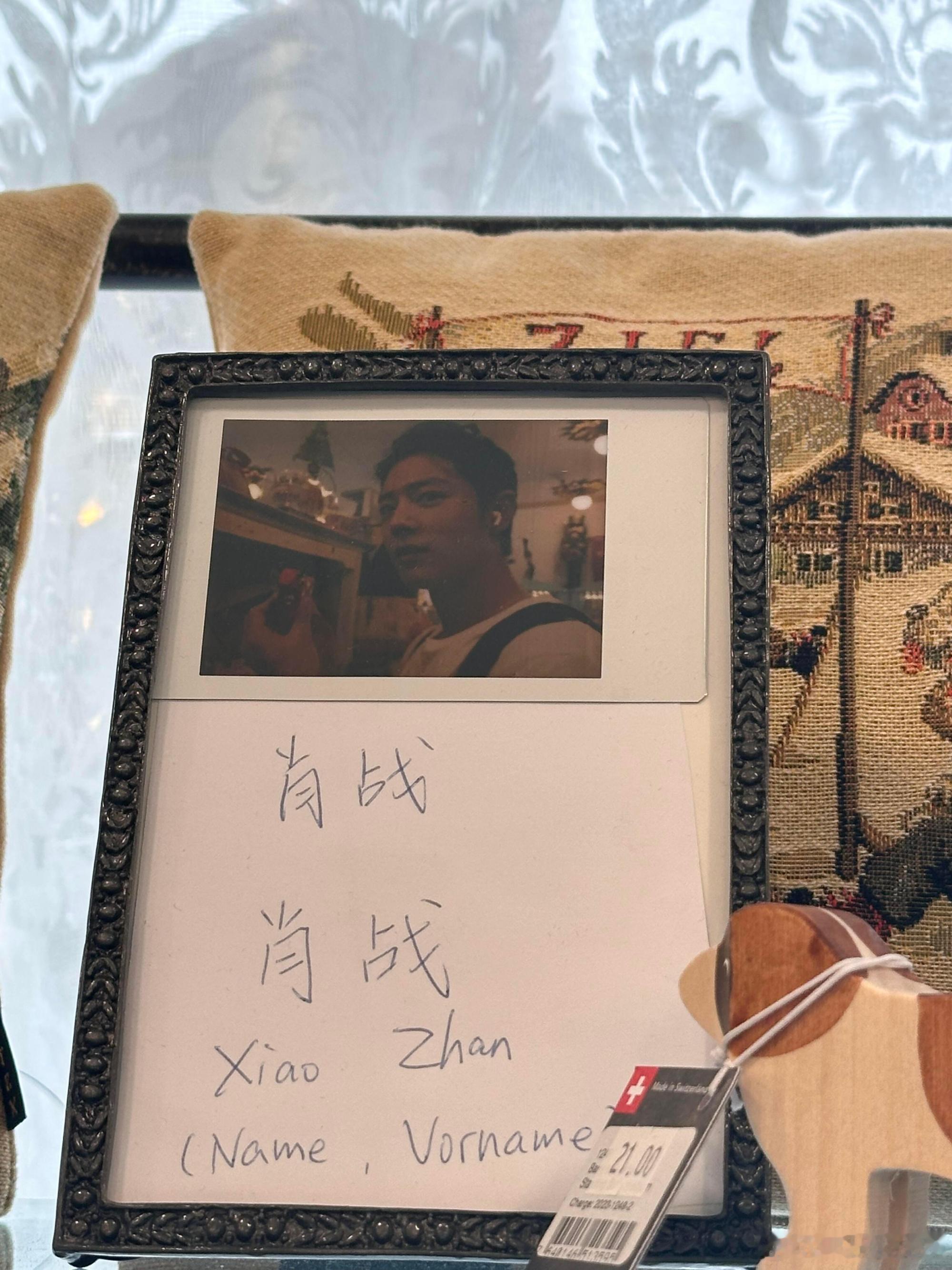 肖战是全世界的财神爷，网友偶遇苏黎世肖战同款打卡玩偶小店老板娘还做了打卡小卡。