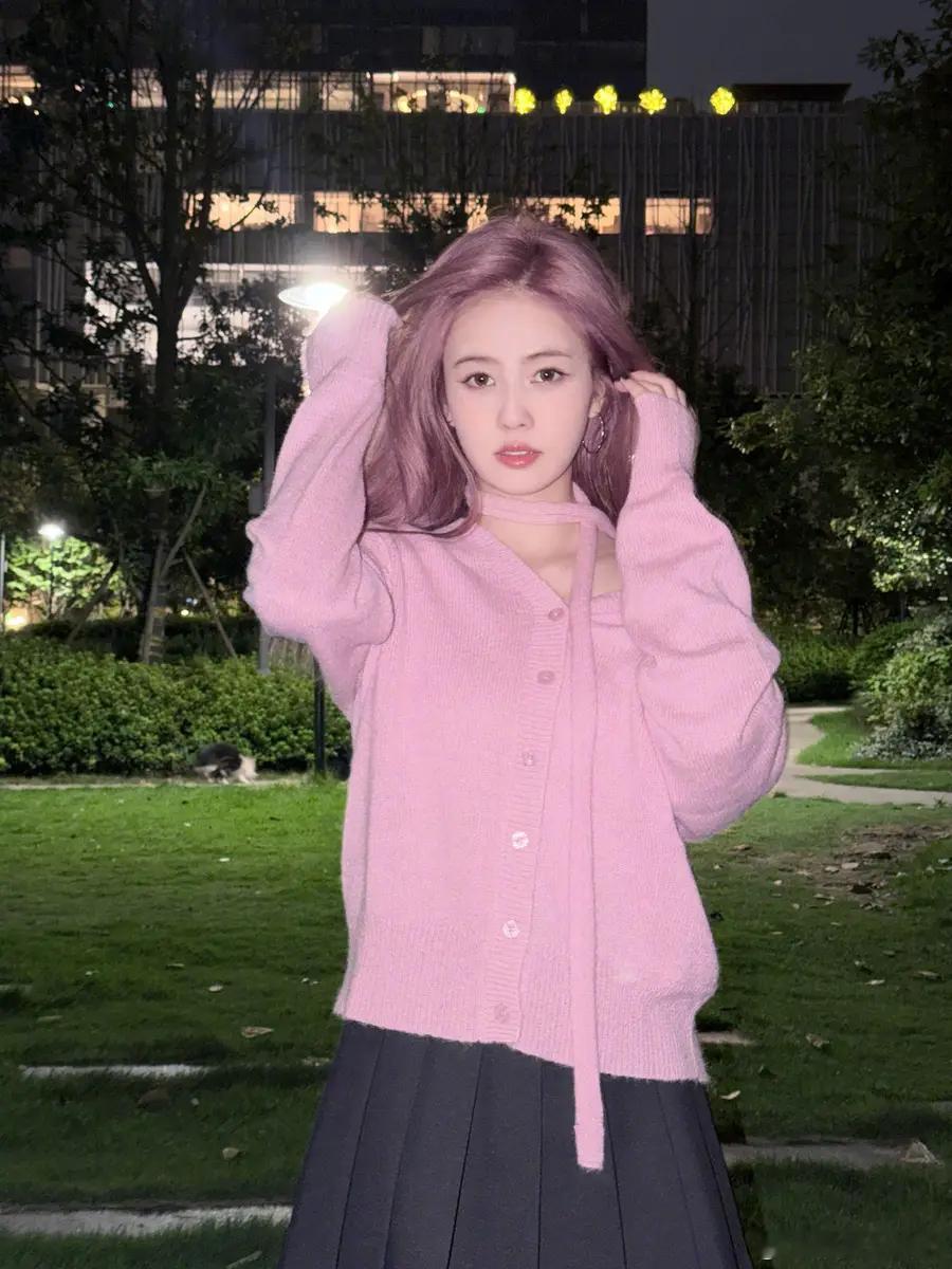 白鹿一头粉紫色秀发时尚吸睛穿针织衫锁骨精致10月20日，白鹿在社交平台分享一组