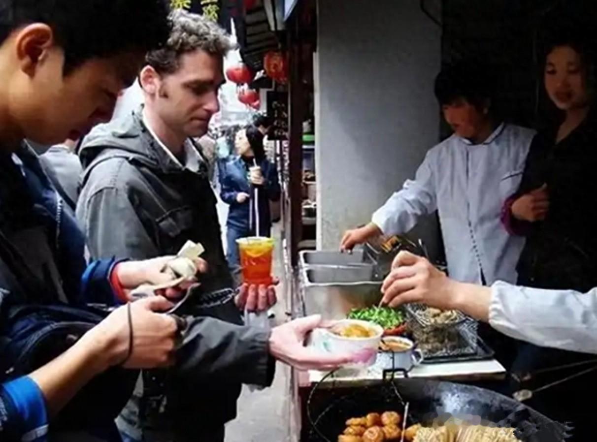 风向反了！免签后的中国，让外国人集体沉迷：回国连饭都吃不下谁能想到，2025