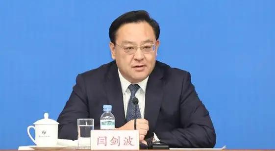 从山东省到福建省，从副省长到厦门市代理市长（履行完相关程序即任市长）。副省长跨省