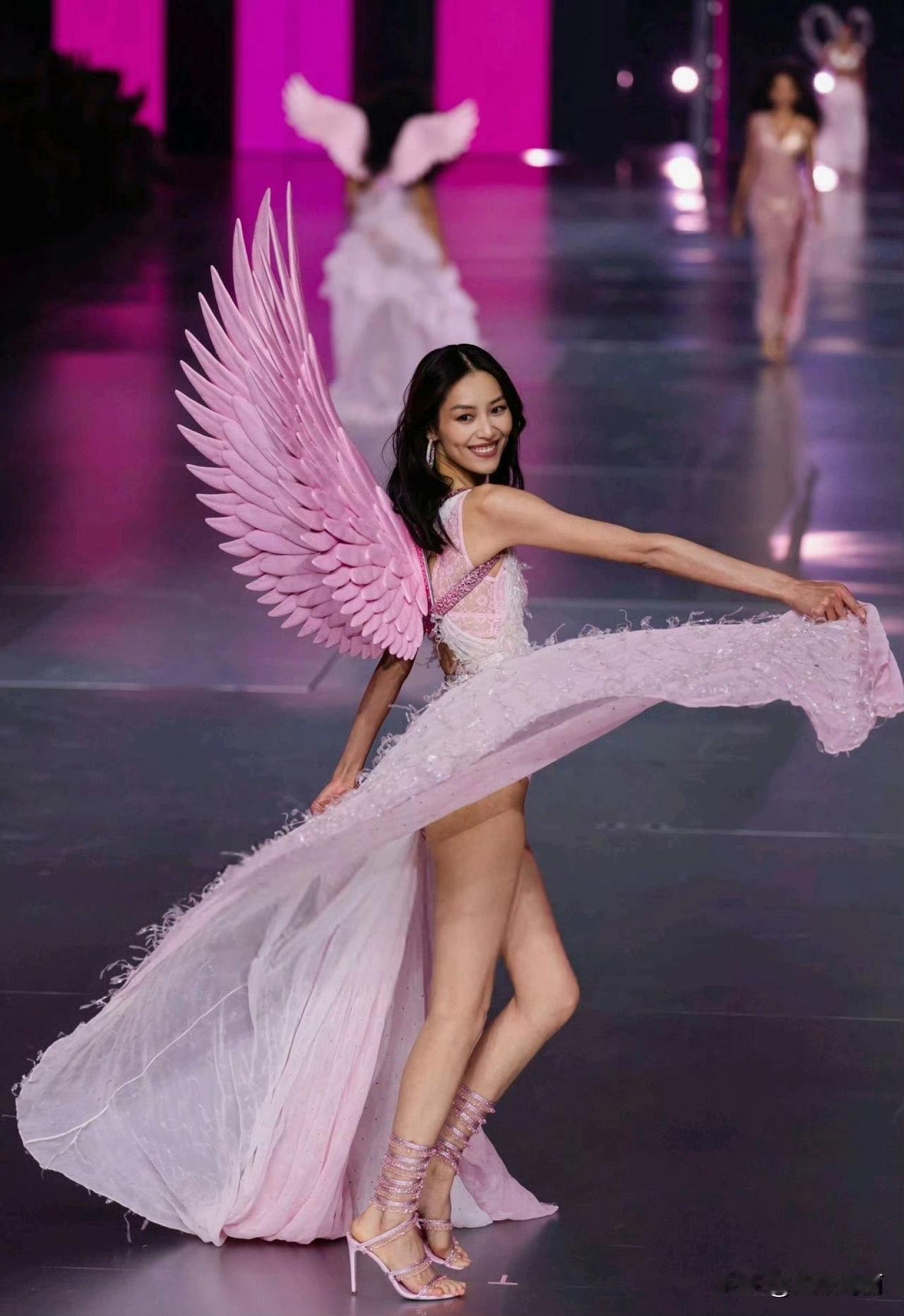 确认参加2025维秘大秀，作为首位登上维秘舞台、亦是首位拥有翅膀的中国超模，大表