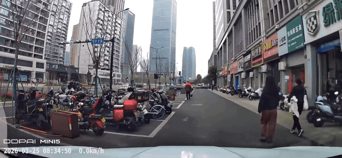 近日，浙江舟山，一男子驾驶车辆正常行驶，前方有一名女孩挡住了去路，司机没有按喇叭