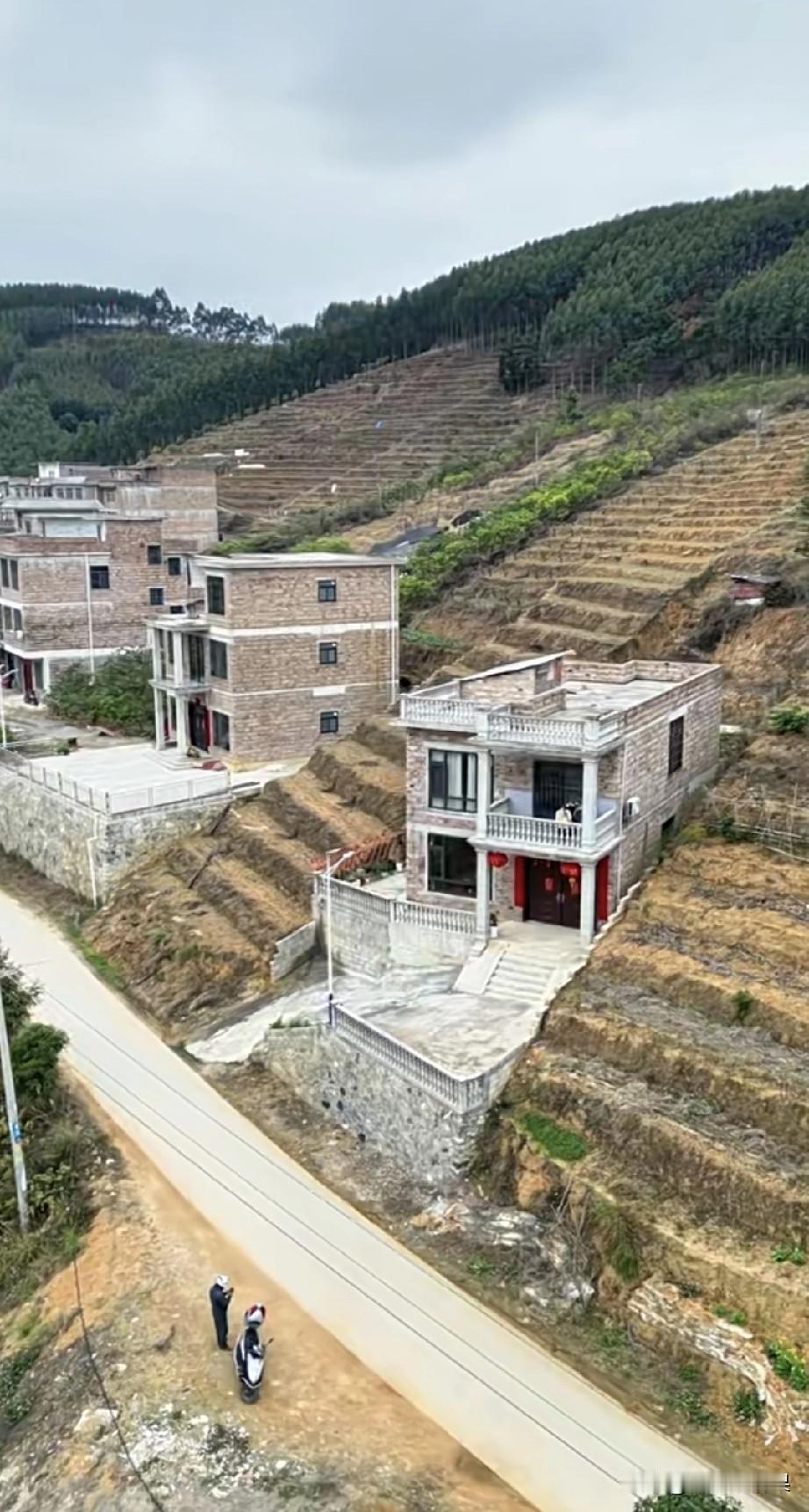 真搞不懂他们把房子建在土质疏松的山坡上，真的不怕滑坡吗。说句实在话，一般人不敢