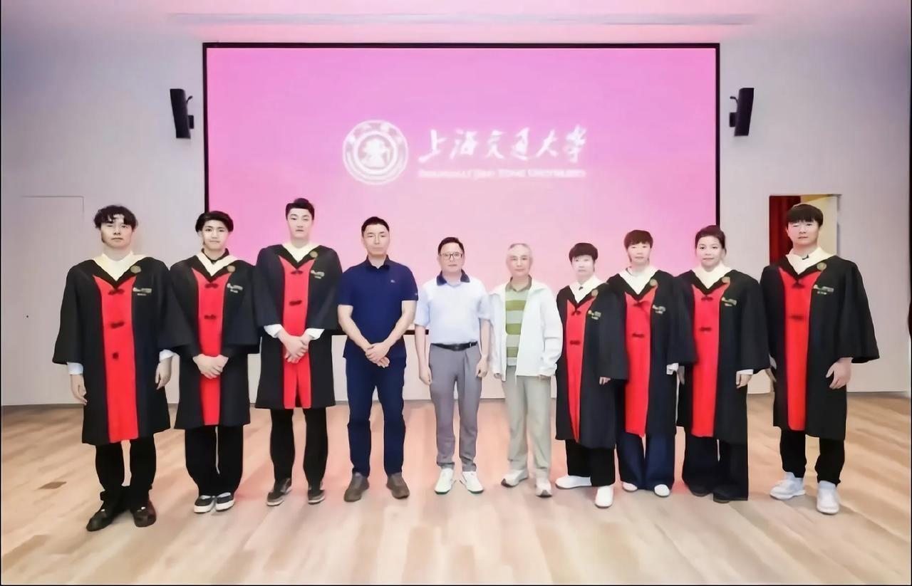 是金子到哪都发光，孙颖莎清华参加面试，硬是办成了大型追星现场最近孙颖莎去清华参