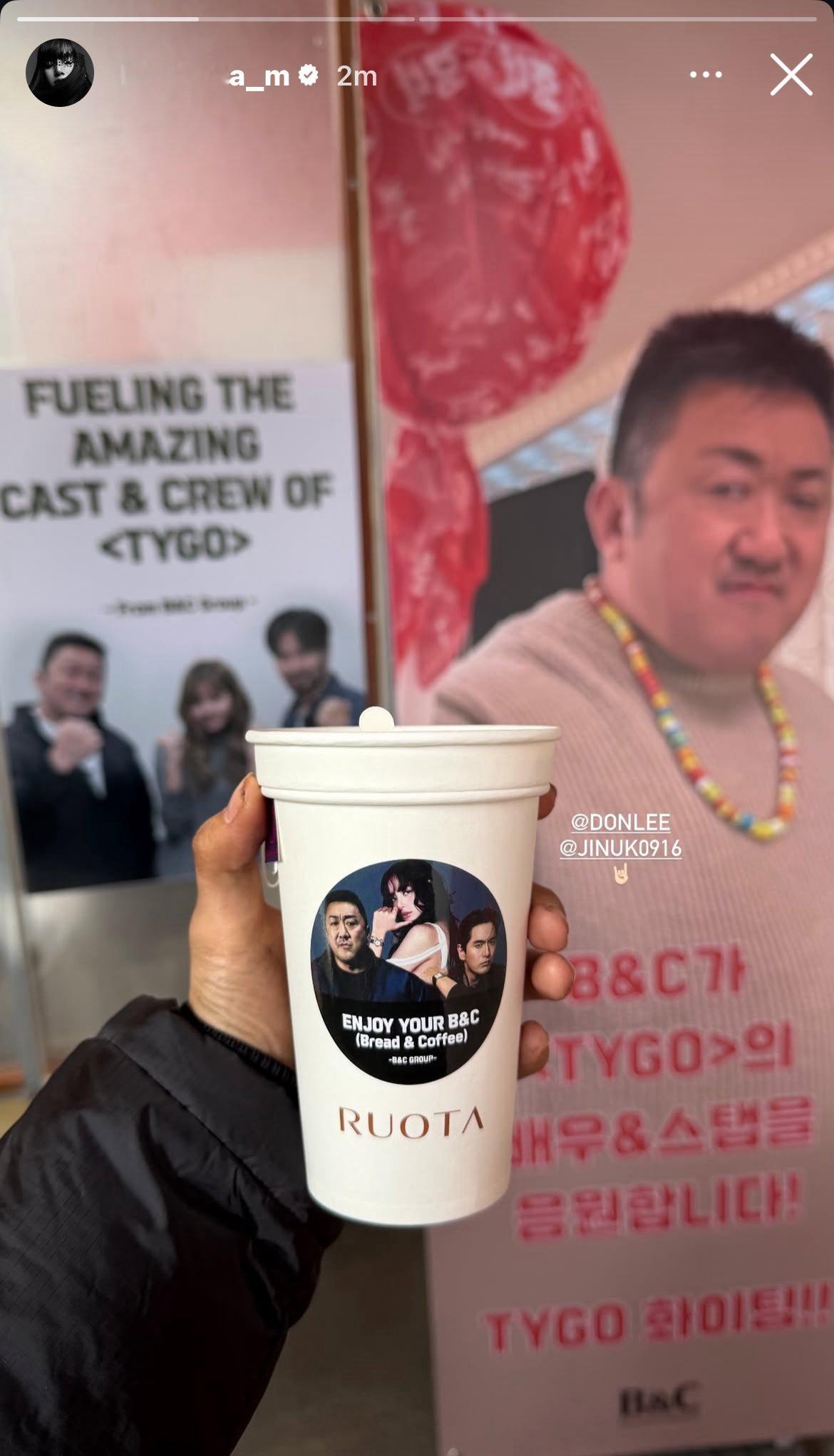 小五是在拍打戏吗？手上都是泥巴哦~