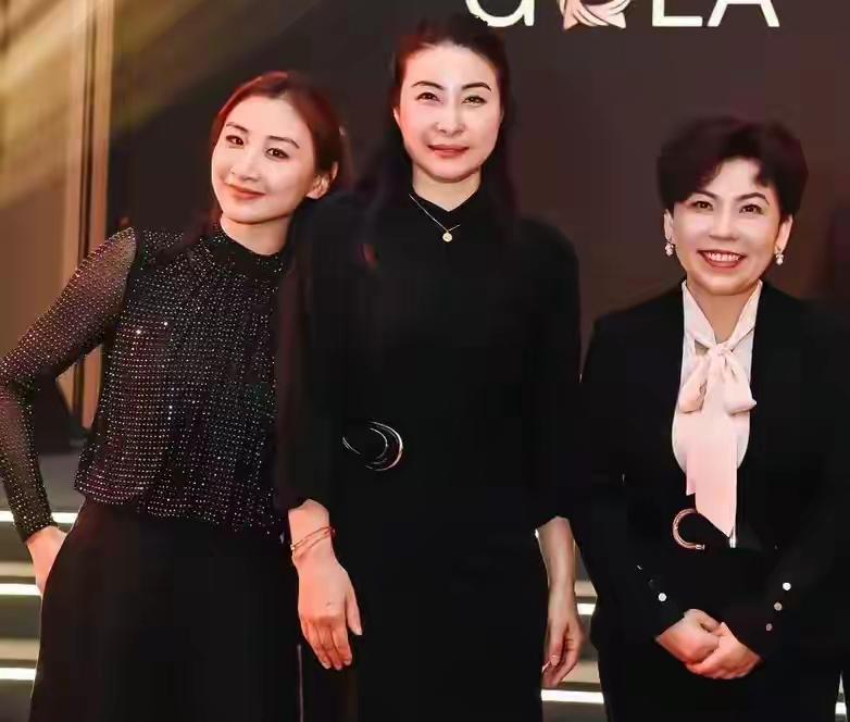 郭晶晶没想到，移居美国惨遭丈夫抛弃的高敏，已走上另一条上坡路作为郭晶晶年少时