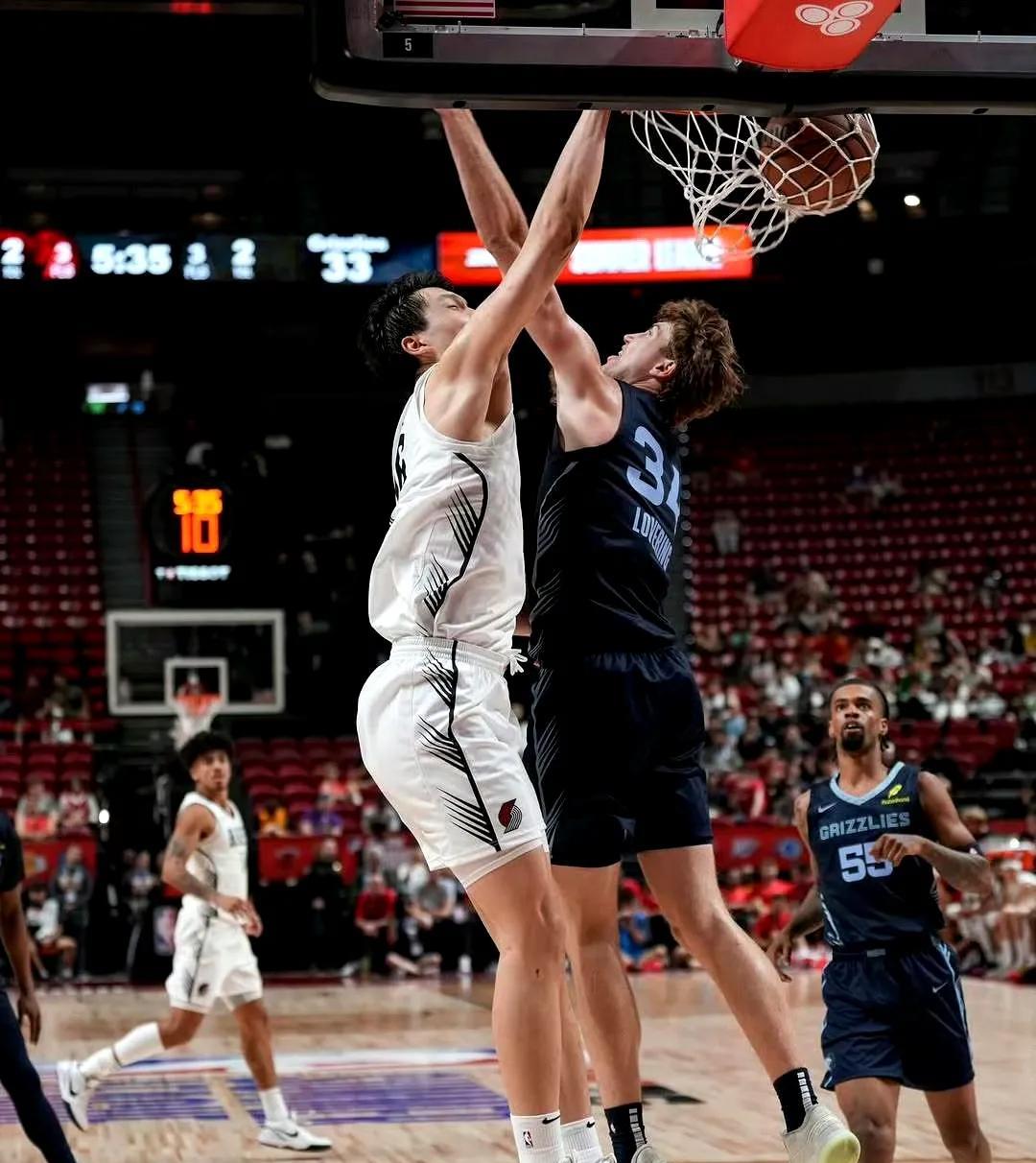 咪咕解说无意中一句话，道出杨瀚森在nba夏联“生态环境”，低位横移要球，队友是不