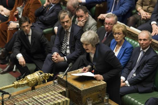 英国政坛彻底炸锅了！延续整整700年的老特权说没就没了，几十名养尊处优的公爵、伯