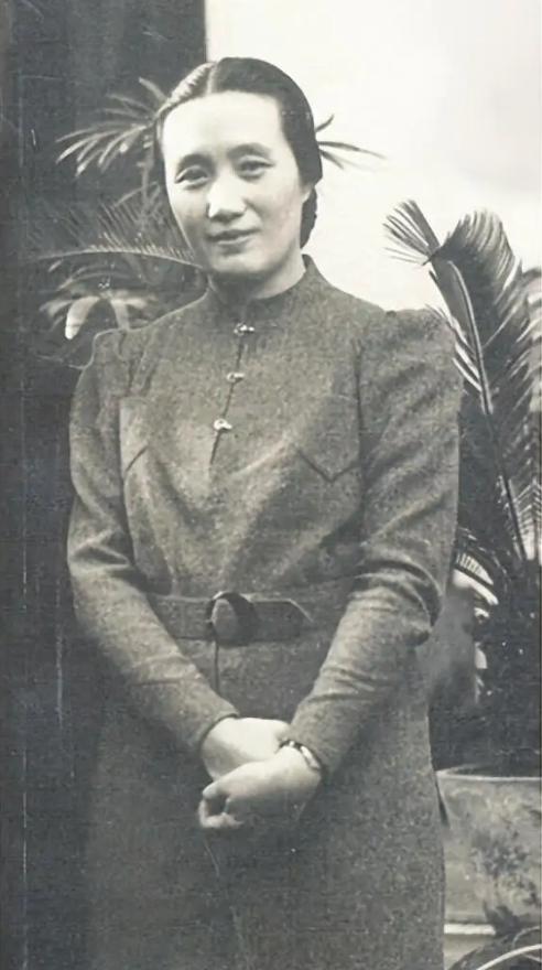 1925年，连生4女的董竹君，为圆丈夫儿子梦，冒死怀第5胎。她肚大肥圆，